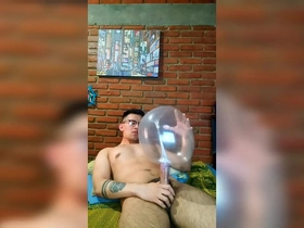 Vergón activo se masturba con globo de condón